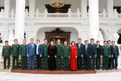 Chủ tịch Quốc hội Nguyễn Thị Kim Ngân với cán bộ, chỉ huy Bộ Tư lệnh Quân khu 3 và các đồng chí Bí thư Tỉnh ủy trong địa bàn Quân khu. (Ảnh: Trọng Đức/TTXVN)