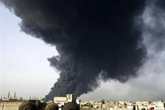 Khói bốc lên từ nhà máy lọc dầu ở Homs sau một vụ nổ lớn. (Ảnh minh họa: AFP/TTXVN)