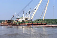 Khu vực tàu Vietsun Integrity bị chìm trên sông Lòng Tàu, đang được các đơn vị tiến hành trục vớt. (Ảnh: Tiến Lực/TTXVN)