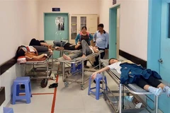 Công nhân Công ty TNHH Ấn Độ Dương, Cần Thơ bị ngộ độc thực phẩm, nhập viện điều trị tại Bệnh viện Đa khoa Trung tâm An Giang. (Ảnh: Thanh Sang/TTXVN)