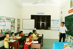 Một giờ học của học sinh lớp ghép trên đảo Song Tử Tây. (Ảnh: Trần Quang Vinh/TTXVN)