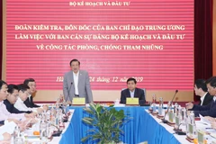 Đồng chí Phan Đình Trạc, Bí thư Trung ương Đảng, Trưởng Ban Nội chính Trung ương, Phó Trưởng Ban Thường trực Ban Chỉ đạo phòng, chống tham nhũng Trung ương phát biểu tại buổi làm việc. (Ảnh: Phương Hoa/TTXVN)