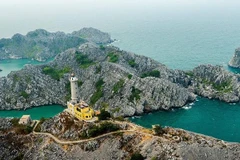 Những 'ngọn tháp bút' soi sáng biển khơi trên đảo Long Châu 