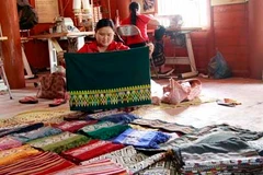 Nghề dệt thổ cẩm của người dân tộc Lào ở Điện Biên