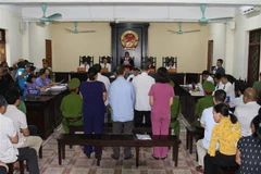 Bị cáo Nguyễn Thanh Hoài và bị cáo Vũ Trọng Lương (hàng trên) và các bị cáo tại phiên tòa. (Ảnh: Nguyễn Quyết Chiến/TTXVN)