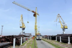 Hoạt động bốc xếp hàng hóa, thiết bị tại Cảng Vietsovpetro. (Ảnh: Anh Tuấn/TTXVN)