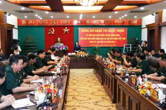 Phó Chủ tịch Nước Đặng Thị Ngọc Thịnh với các cán bộ lãnh đạo Bộ Tư lệnh Quân khu 7. (Ảnh: Xuân Khu/TTXVN)