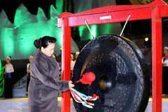 Chủ tịch Quốc hội Nguyễn Thị Kim Ngân đánh chiêng khai mạc Tuần Văn hóa, Du lịch tỉnh Hòa Bình năm 2019. (Ảnh: Trọng Đức/TTXVN)