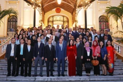 Thứ trưởng Bộ Ngoại giao Nguyễn Quốc Dũng với phóng viên, đại diện các cơ quan thông tấn, báo chí nước ngoài làm việc tại Việt Nam. (Ảnh: Lâm Khánh/TTXVN)