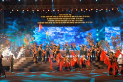 Tiết mục Đường lên Tây Bắc và Giải phóng Điện Biên trong chương trình nghệ thuật. (Ảnh: Thanh Vũ/TTXVN)