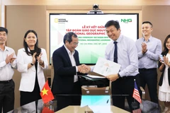 Đại diện National Geographic Learning (Hoa Kỳ) và Tập đoàn giáo dục Nguyễn Hoàng ký kết hợp tác toàn diện.(Nguồn: Vietnam+)