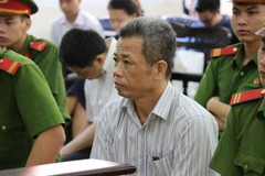 Bị cáo Nguyễn Hồng Khanh, nguyên Bí thư Thị xã Bến Cát tại phiên xét xử. (Ảnh: Nguyễn Văn Việt/TTXVN)