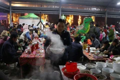 Món phở làm từ bánh phở do người dân bản địa chế biến làm thủ công thu hút nhiều du khách thưởng thức tại chợ đêm Sang Thàng. (Ảnh: Quý Trung/TTXVN)