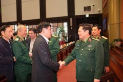 Đại tướng Ngô Xuân Lịch, Bộ trưởng Bộ Quốc phòng với các đại biểu. (Ảnh: Dương Giang/TTXVN)