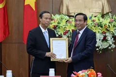 Ông Nguyễn Thanh Bình (phải), Phó Ban thường trực Ban Tổ chức Trung ương trao quyết định của Ban Bí thư cho ông Nguyễn Văn Thọ. (Ảnh: Đoàn Mạnh Dương/TTXVN)