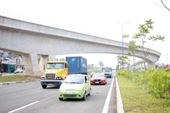 Hầm hở trên Quốc lộ 1 nằm phía dưới Dự án tuyến đường sắt đô thị Bến Thanh-Suối Tiên. (Ảnh: Tiến Lực/TTXVN)