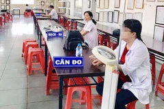 Xác minh thông tin dùng nhân viên tạp vụ làm bác sỹ khám cho công nhân