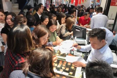Khách hàng giao dịch vàng miếng. (Ảnh: Đức Duy/Vietnam+)