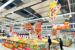 Bánh kẹo Tết đã được trưng bày bắt mắt tại Đại siêu thị GO! BigC. (Ảnh: Xuân Quảng/Vietnam+)