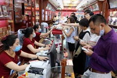 Khách hàng giao dịch vàng miếng. (Ảnh: TTXVN)
