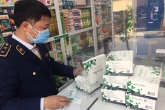Quản lý thị trường Hà Nội kiểm tra các nhà thuốc và điểm bán thiết bị y tế. (Ảnh: PV/Vietnam+)