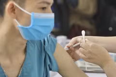 Nhân viên y tế tham gia trực tiếp công tác phòng chống dịch COVID-19 tại Bệnh viện Thanh Nhàn được tiêm vaccine phòng COVID-19. (Ảnh: TTXVN)