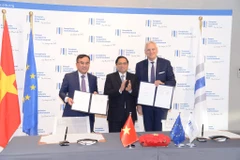 Thủ tướng Phạm Minh Chính chứng kiến lễ ký Biên bản ghi nhớ hợp tác giữa EIB và EVN. (Ảnh: PV/Vietnam+)