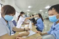 Tiêm chủng vaccine phòng COVID-19 tại khu công nghiệp Nội Bài. (Ảnh: Minh Quyết/TTXVN)