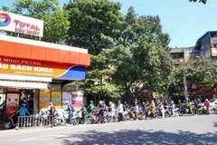 Người dân mua xăng xếp hàng dài tại cửa hàng xăng Bách Khoa, quận Hai Bà Trưng, Hà Nội. (Ảnh: Tuấn Đức/TTXVN)