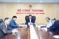 Bộ trưởng Nguyễn Hồng Diên họp khẩn các vấn đề “nóng” của ngành công thương. (Ảnh: PV/Vietnam+)