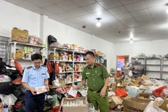 Lực lượng liên ngành kiểm tra hàng hóa có dấu hiệu vi phạm trên địa bàn tỉnh Tuyên Quang. (Ảnh: PV/Vietnam+)