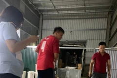 Lực lượng chức năng kiểm tra cơ sở sản xuất thuốc trên địa bàn huyện Thạch Thất, Hà Nội. (Ảnh: PV/Vietnam+)