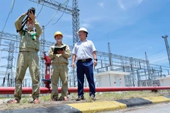 Nhân viên EVN kiểm tra tình trạng vận hành thiết bị điện. (Ảnh: evnhanoi)