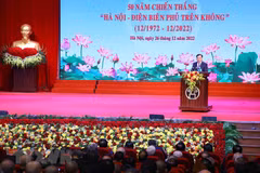 Bí thư Thành ủy Hà Nội Đinh Tiến Dũng phát biểu tại Lễ kỷ niệm 50 năm chiến thắng Hà Nội-Điện Biên Phủ trên không. (Ảnh: TTXVN)