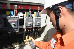 Nhân viên evnhanoi kiểm tra các thiết bị điện. (Ảnh: evnhanoi)