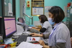 Trạm Y tế phường Quan Hoa, quận Cầu Giấy ứng dụng hiệu quả các phần mềm hỗ trợ F0. (Ảnh: Minh Sơn/Vietnam+)