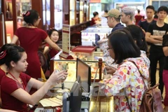 Khách hàng giao dịch vàng miếng. (Ảnh: Đức Duy/Vietnam+)