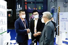 Khách vào thăm gian hàng của Công ty cổ phần chuỗi thực phẩm TH thuộc Tập đoàn TH tại CIIE 2022. (Ảnh: CTV/Vietnam+)