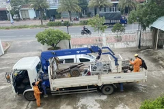 Đội xung kích công ty Dịch vụ điện lực miền Trung lên đường hỗ trợ các điện lực vùng tâm bão trong sáng 28/9. (Ảnh: evn)