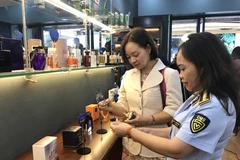 Bằng mắt thường rất khó để nhận biết hàng giả, hàng nhái. (Ảnh: Đức Duy/Vietnam+)