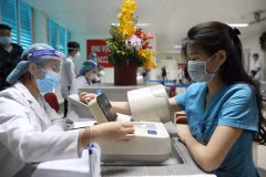 Hà Nội triển khai tiêm vaccine phòng COVID-19. (Ảnh: TTXVN)