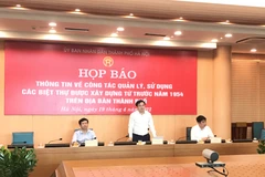 Chánh Văn phòng Ủy ban Nhân dân thành phố Hà Nội Trương Việt Dũng chủ trì buổi họp báo. (Ảnh: Xuân Quảng/Vietnam+)