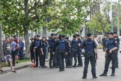 [Video] Người Việt phẫn nộ vì cảnh sát Ukraine lục soát khu Làng Sen