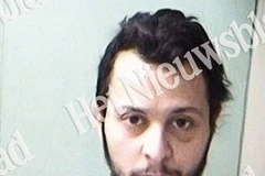 Kẻ khủng bố Paris suy sụp trong nhà giam sau khi bị bắt giữ