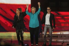 Jennifer Lopez trình diễn bốc lửa ủng hộ bà Hillary Clinton