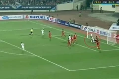 Nguyên Mạnh lĩnh thẻ đỏ vì đạp vào lưng cầu thủ Indonesia