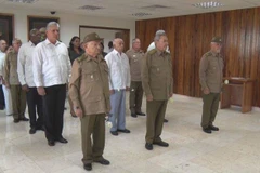 Chủ tịch Cuba Raul Castro tưởng niệm trước tro cốt lãnh tụ Fidel