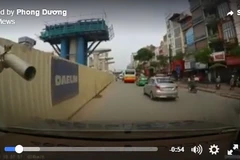 [Video] Thanh dàn giáo văng ra đường, suýt chọc thủng kính ôtô
