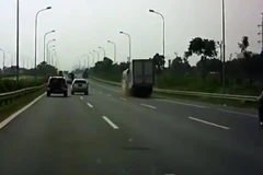 [Video] Xe tải húc xe khách trên Đại lộ Thăng ​Long, tài xế mắc kẹt