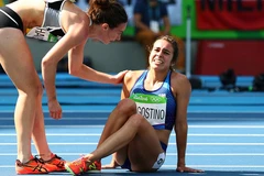 Khoảnh khắc xúc động nhất Olympic của 2 nữ VĐV chạy 5000m